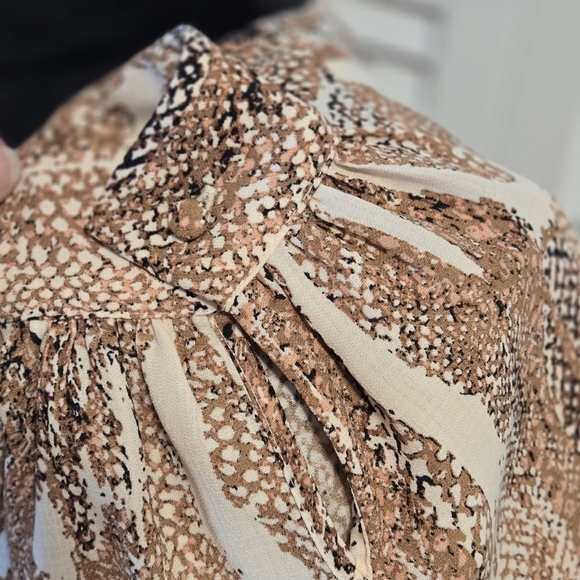 Nine West Blouse Top Women's M White Brown Snake Skin Print V Neck Button Front - Picture 4 of 9
